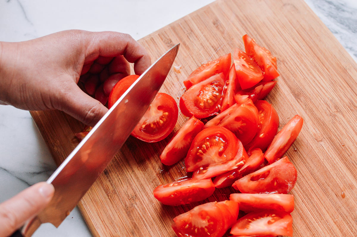 Cutting tomatoes into wedges, cwww5.fioekdjsdas.cf