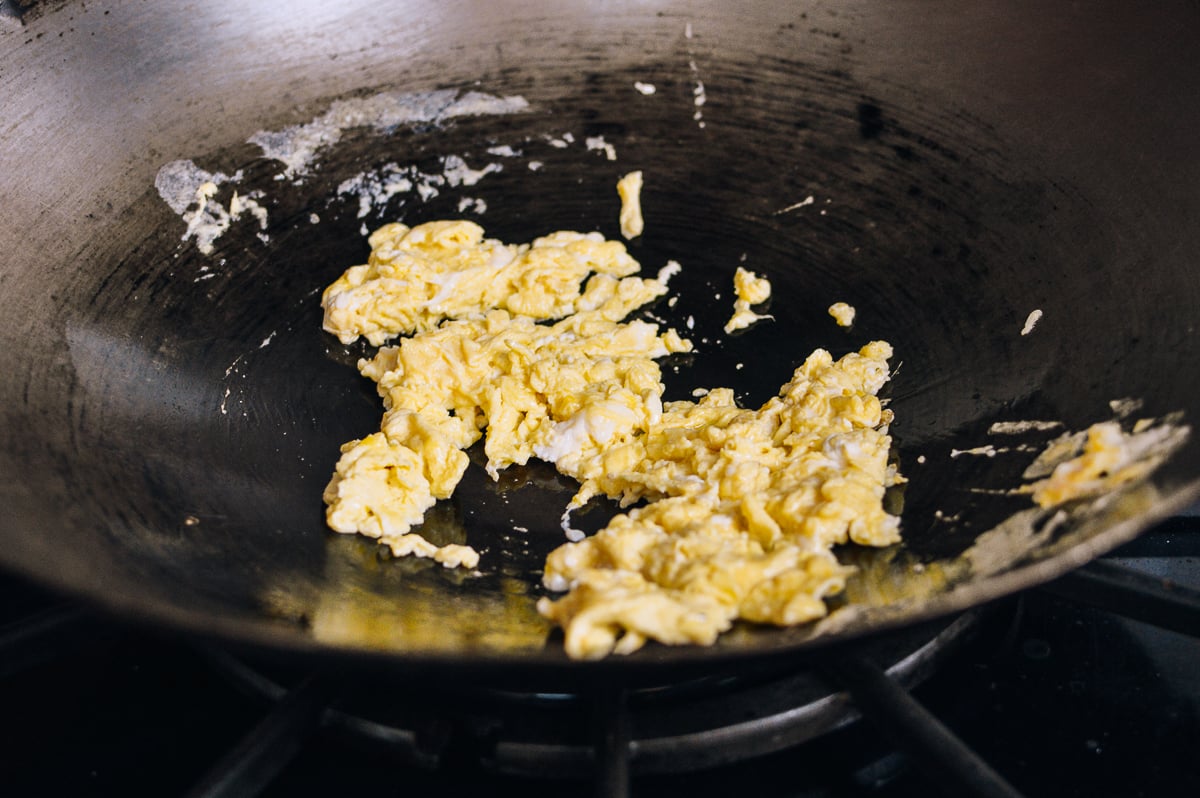Scrambling eggs in a wok, cwww5.fioekdjsdas.cf