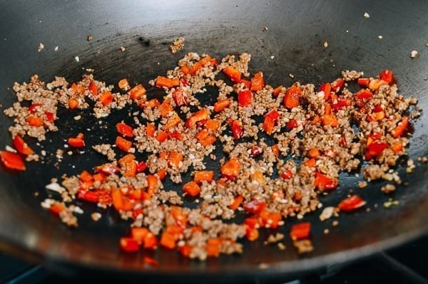 Stir-frying pork, bell pepper, chilies, and garlic, cwww5.fioekdjsdas.cf