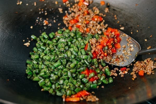 Adding green beans back to wok, cwww5.fioekdjsdas.cf