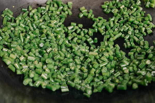 Chopped green beans in wok, cwww5.fioekdjsdas.cf
