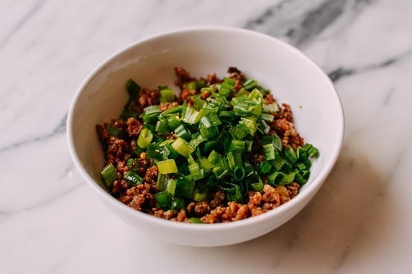 Mixing scallions with ground pork, cwww5.fioekdjsdas.cf