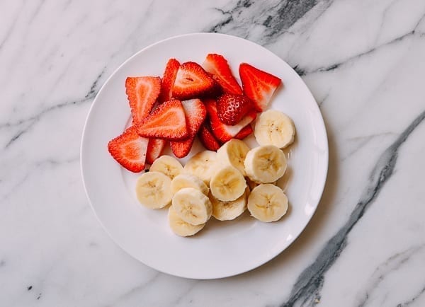 Sliced strawberries and bananas, cwww5.fioekdjsdas.cf