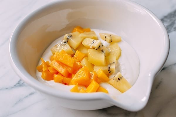 Folding mango and kiwi into yogurt, cwww5.fioekdjsdas.cf