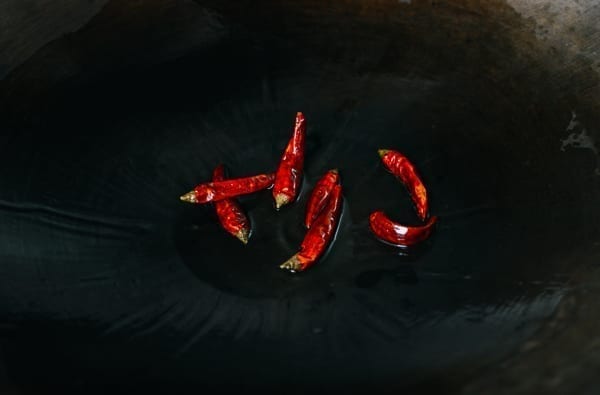 Dried chili peppers in wok, cwww5.fioekdjsdas.cf