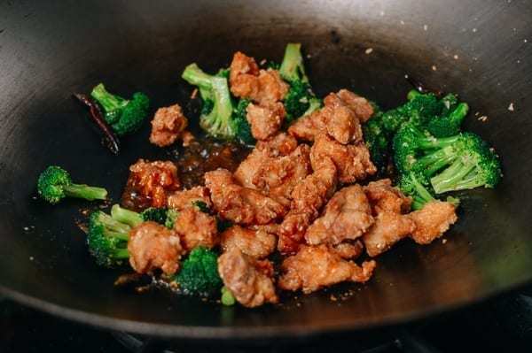 Tossing chicken and broccoli in sauce, cwww5.fioekdjsdas.cf