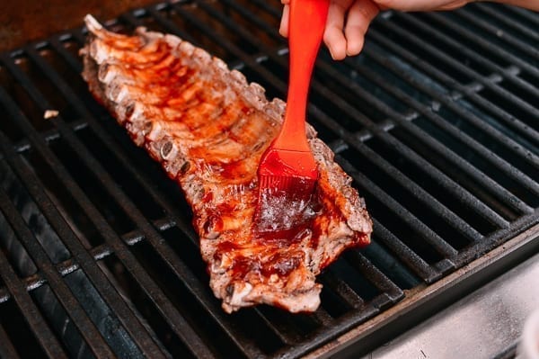 Brushing ribs with BBQ sauce on the grill, cwww5.fioekdjsdas.cf