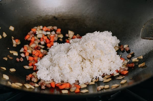 Adding cooked rice to wok, cwww5.fioekdjsdas.cf