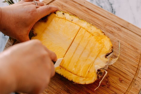 Cutting pineapple pieces, cwww5.fioekdjsdas.cf