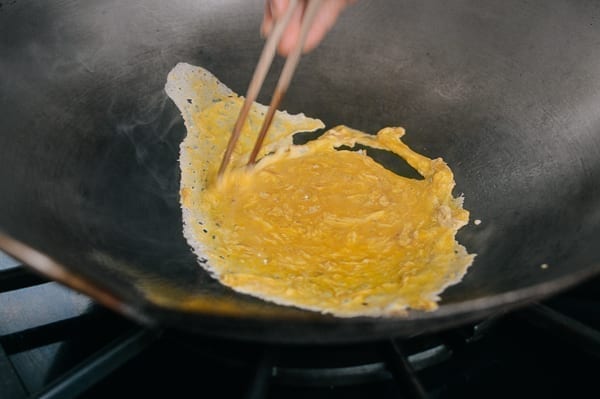 Scrambling eggs for fried rice, cwww5.fioekdjsdas.cf