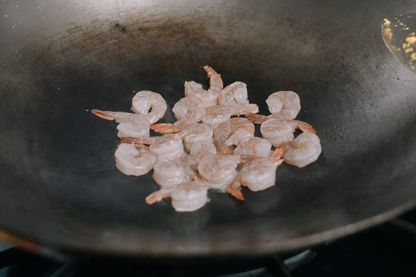 Searing shrimp in a wok, cwww5.fioekdjsdas.cf