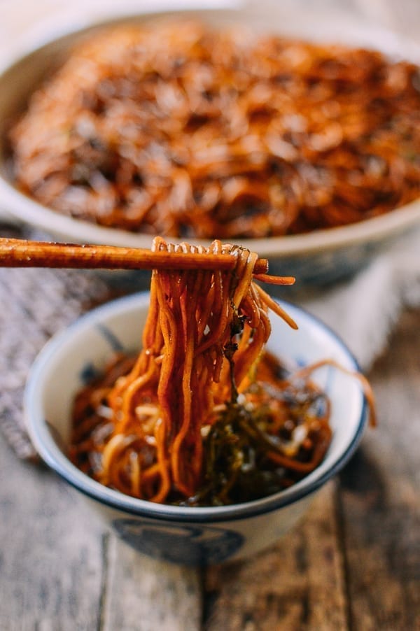 Picking up scallion oil noodles with chopsticks, cwww5.fioekdjsdas.cf