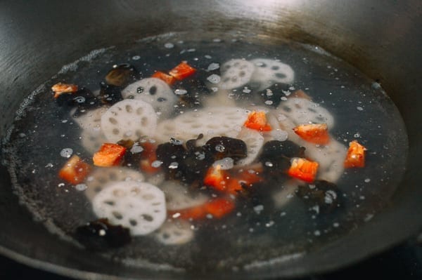 Blanching lotus root, wood ears, and red bell peppers, cwww5.fioekdjsdas.cf