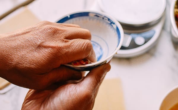 Squeezing egg roll filling with hands, cwww5.fioekdjsdas.cf