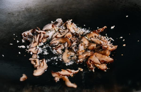 Garlic and shiitake mushrooms in wok, cwww5.fioekdjsdas.cf