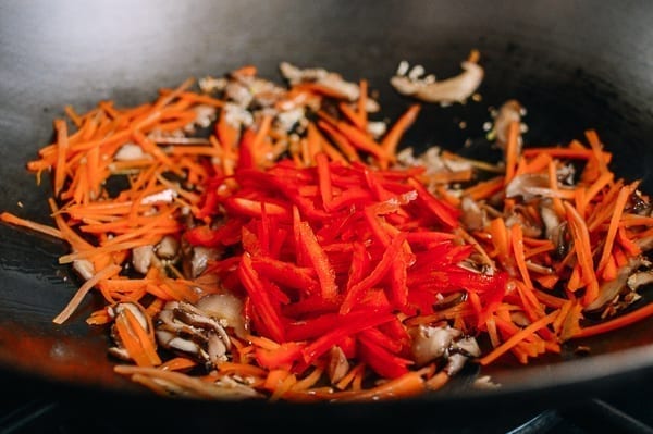 Adding julienned bell peppers to wok, cwww5.fioekdjsdas.cf