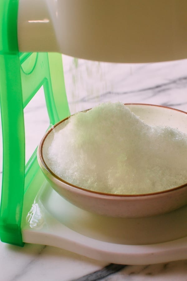 Shaving Ice with manual ice shaving machine, cwww5.fioekdjsdas.cf