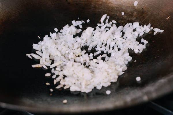 Stir-frying chopped onions, cwww5.fioekdjsdas.cf