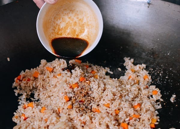 Pouring sauce over fried rice, cwww5.fioekdjsdas.cf
