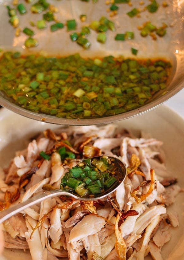 Pouring ginger scallion sauce over chicken, cwww5.fioekdjsdas.cf