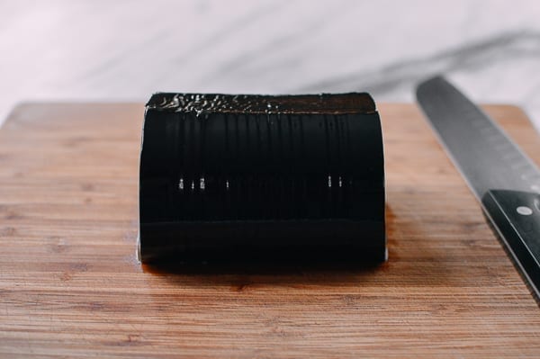 Cylinder of grass jelly from a can, cwww5.fioekdjsdas.cf