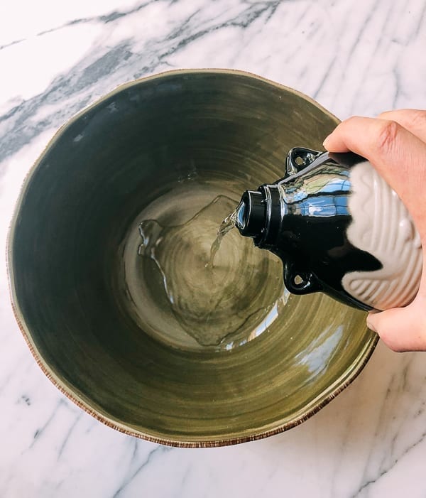 Pouring Baijiu into bowl, cwww5.fioekdjsdas.cf
