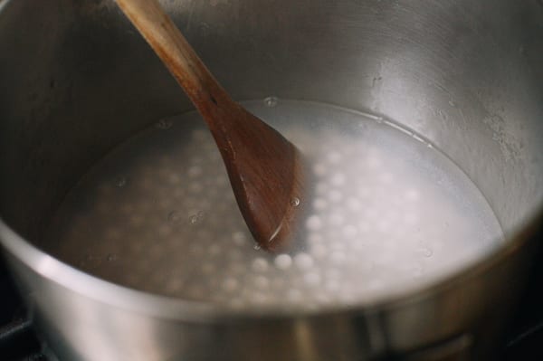 Stirring tapioca pearls in boiling water, cwww5.fioekdjsdas.cf