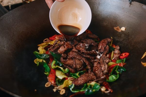 Pouring sauce into wok, cwww5.fioekdjsdas.cf