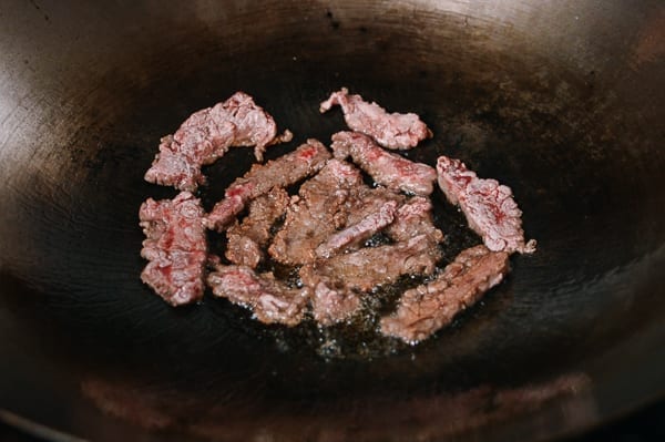 Frying dredged beef slices in wok, cwww5.fioekdjsdas.cf