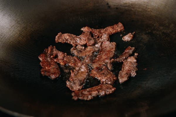 Fried crispy beef in wok, cwww5.fioekdjsdas.cf