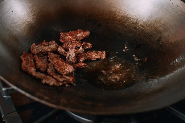 Draining beef in wok, cwww5.fioekdjsdas.cf