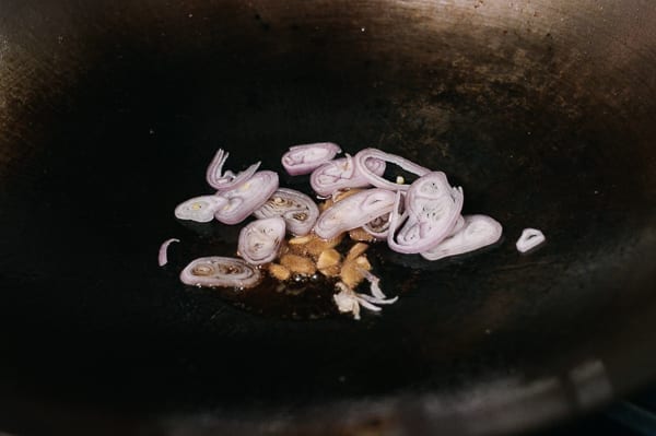 Adding shallots to wok, cwww5.fioekdjsdas.cf