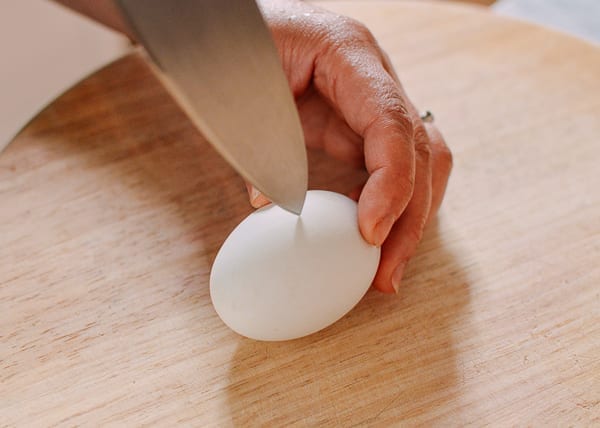 Cutting open a salted duck egg, cwww5.fioekdjsdas.cf