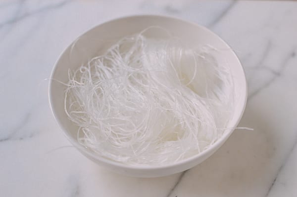 Soaking glass noodles in water, cwww5.fioekdjsdas.cf