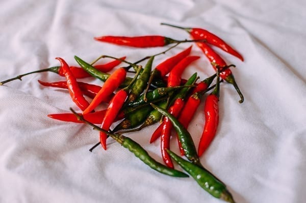 Drying chilies on kitchen towel, cwww5.fioekdjsdas.cf