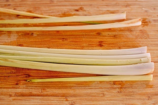 Lemongrass on cutting board, ready to be cut, cwww5.fioekdjsdas.cf