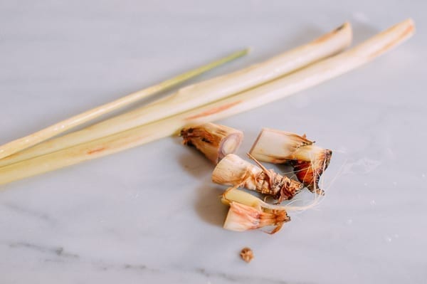 Trimming ends of lemongrass and removing woody tops, cwww5.fioekdjsdas.cf