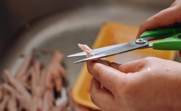 Trimming claws from chicken feet, cwww5.fioekdjsdas.cf