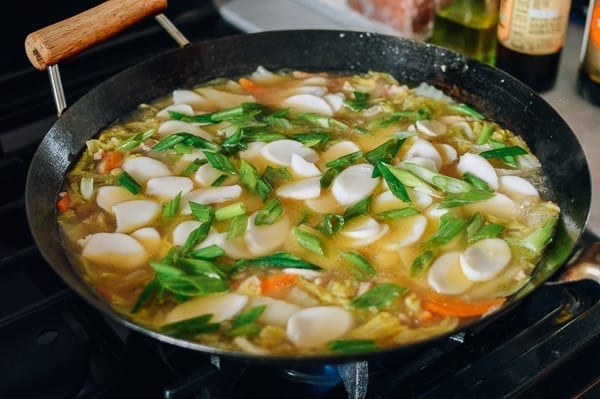 Adding rice cakes and scallions to the soup, cwww5.fioekdjsdas.cf