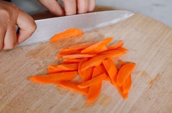 Thinly slicing a small carrot, cwww5.fioekdjsdas.cf