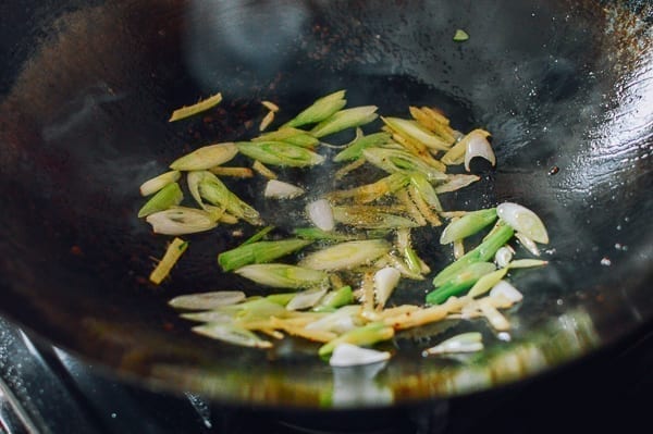Ginger and scallions cooking in wok, cwww5.fioekdjsdas.cf