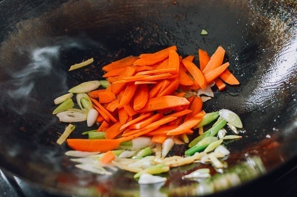 Adding carrots to ginger and scallions, cwww5.fioekdjsdas.cf