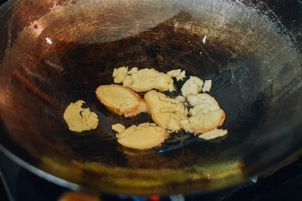 Smashed ginger slices in oil in wok, cwww5.fioekdjsdas.cf