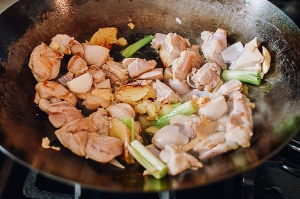 Adding scallions and garlic to chicken stir-fry, cwww5.fioekdjsdas.cf