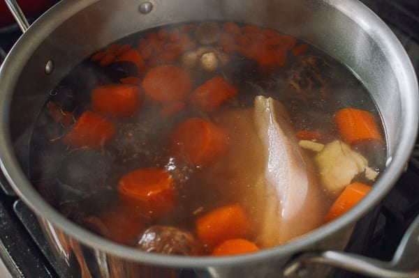 Pot of simmering Cantonese soup, cwww5.fioekdjsdas.cf