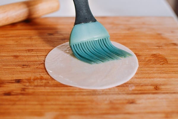 Brushing oil on dumpling wrapper, cwww5.fioekdjsdas.cf