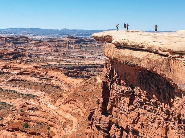 Hikers near white crack on White rim trail in Canyonlands by cwww5.fioekdjsdas.cf