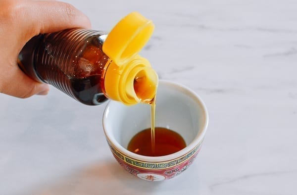 Pouring out sesame oil to see color, cwww5.fioekdjsdas.cf