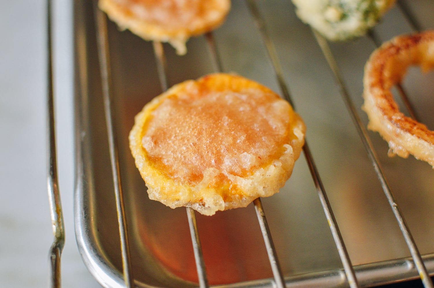 Sweet potato tempura on wire rack, cwww5.fioekdjsdas.cf