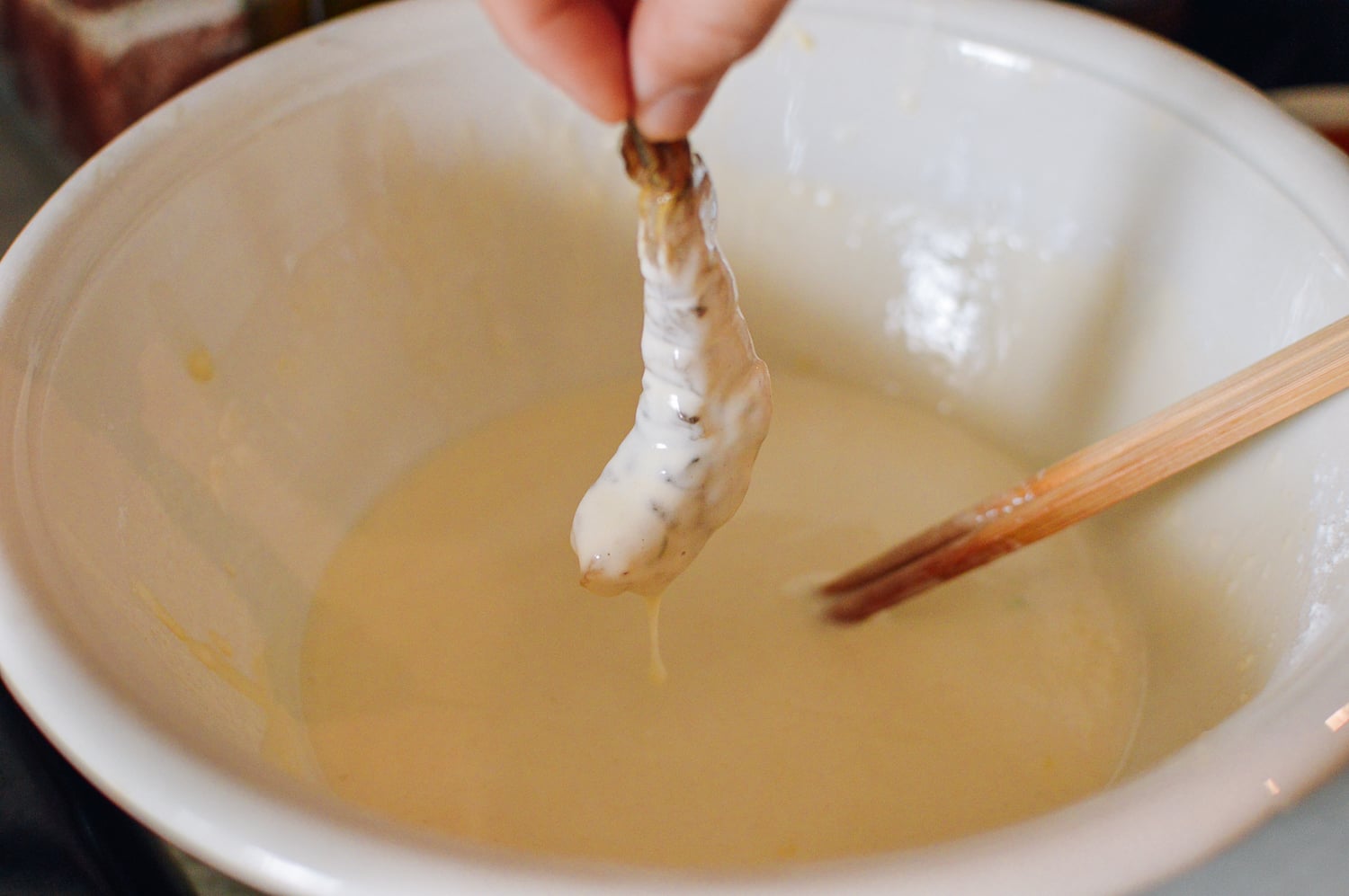 Dipping shrimp into tempura batter, cwww5.fioekdjsdas.cf